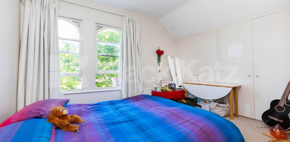 			SPLIT LEVEL 2 BED, 2 Bedroom, 1 bath, 1 reception Flat			 Cornwall Road, FINSBURY PARK